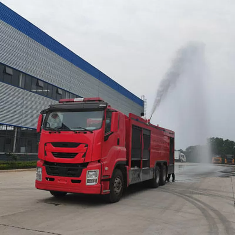 Isuzu GIGA, una marca japonesa, ofrece un cami&oacute;n de bomberos con tanque de espuma de 12 toneladas a un precio competitivo.