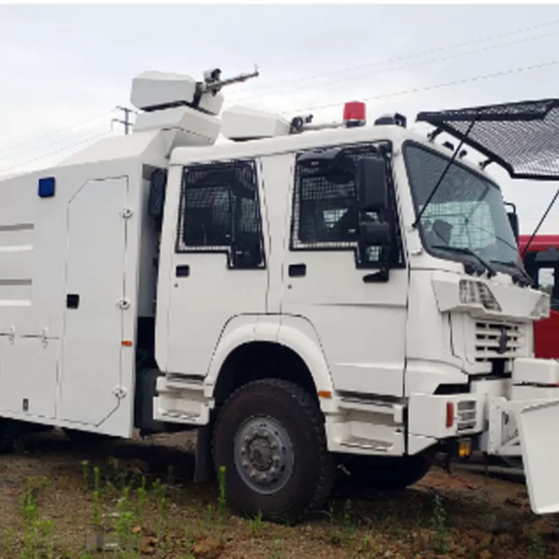 شاحنة HOWO 4x4 6x6 لتفريق الغاز المسيل للدموع: شاحنة متفجرة بالرغوة تستخدم لتفريق مثيري الشغب.