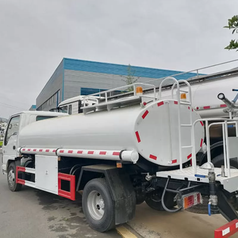 شاحنة إيسوزو SS304 المتنقلة لنقل مياه الشرب بسعة 4000 لتر وشاحنة مياه الحدائق