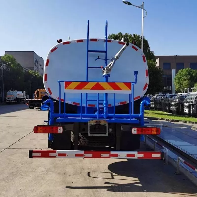 أفضل شاحنة مياه سينوتروك هوو 6x4 عالية الجودة تُباع في أفريقيا