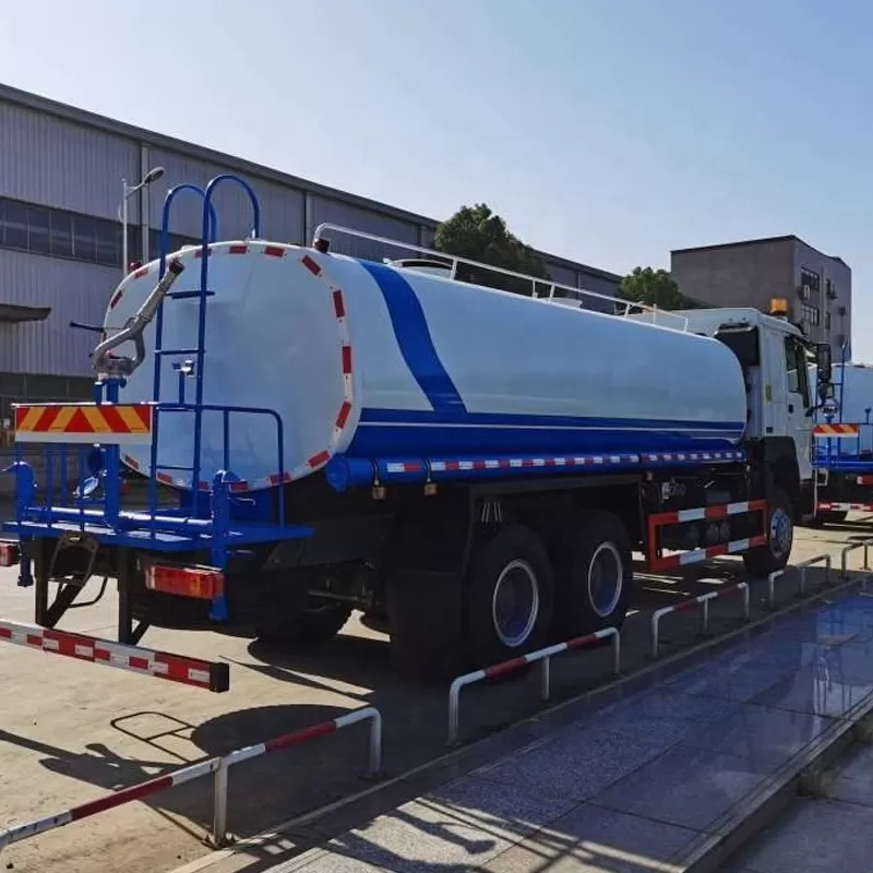 أفضل شاحنة مياه سينوتروك هوو 6x4 عالية الجودة تُباع في أفريقيا