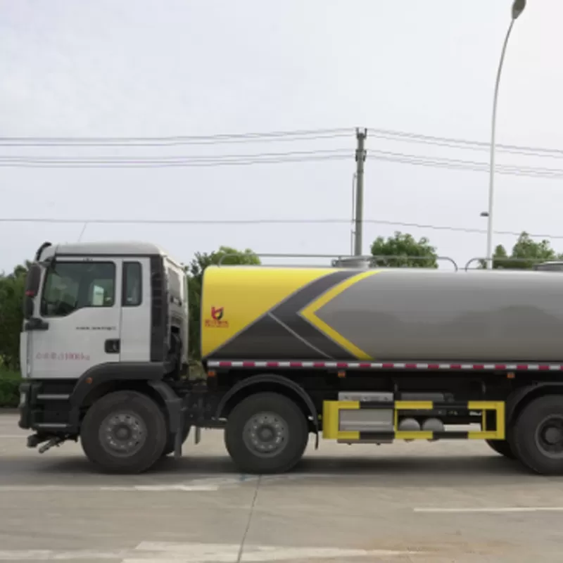 شاحنة صهريج مياه HOWO 8X4 سعة 30000 لتر، شاحنة رش، مبيعات المصنع