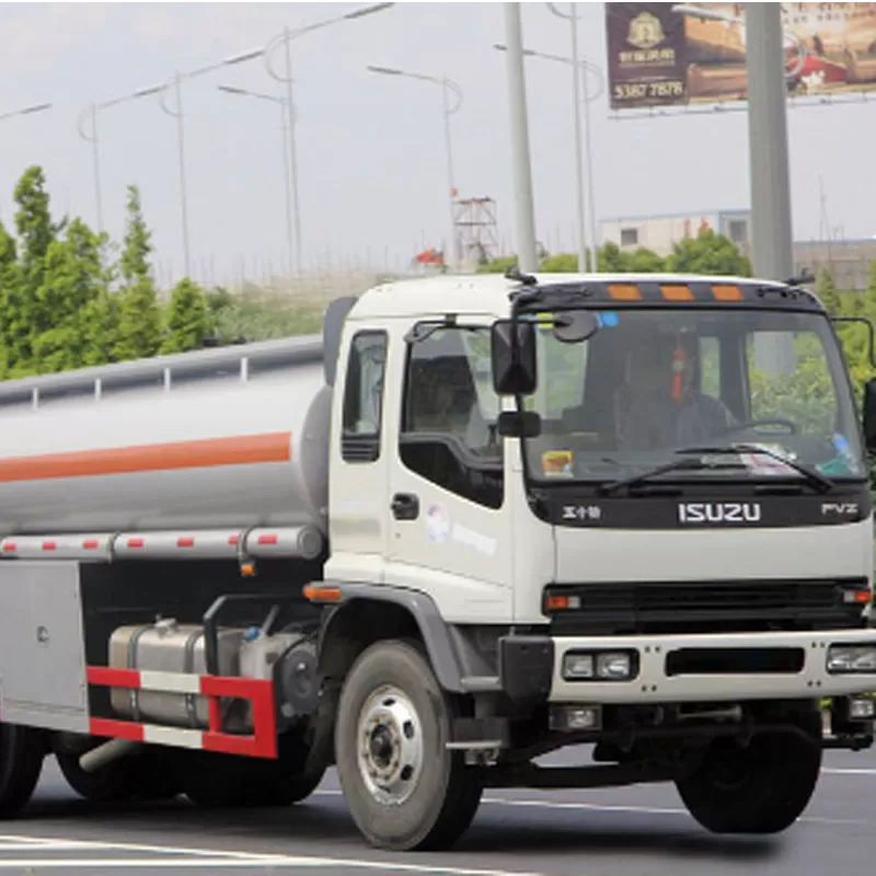 شاحنة إيسوزو صهريجية لنقل وتزويد البنزين والديزل بسعة 15000 لتر مزودة بنظام توزيع وقود