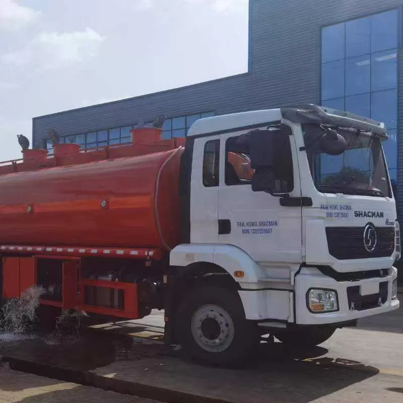 شاحنة توزيع الوقود المتنقلة شاكمان H3000 سعة 25 متر مكعب،