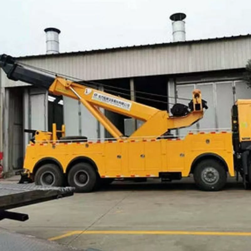Sinotruk HOWO Full-Rotation Tow Truck: Integrated Towing, Lifting, and Recovery Vehicle for Bus and Heavy Vehicle Rescue Operations