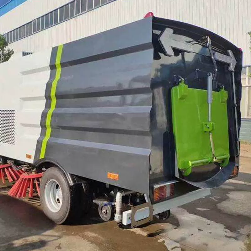 Barredora vial Isuzu 600p de 120 CV y ​​cami&oacute;n de lavado de basura de alta eficiencia, utilizado para la limpieza y el mantenimiento de carreteras.
