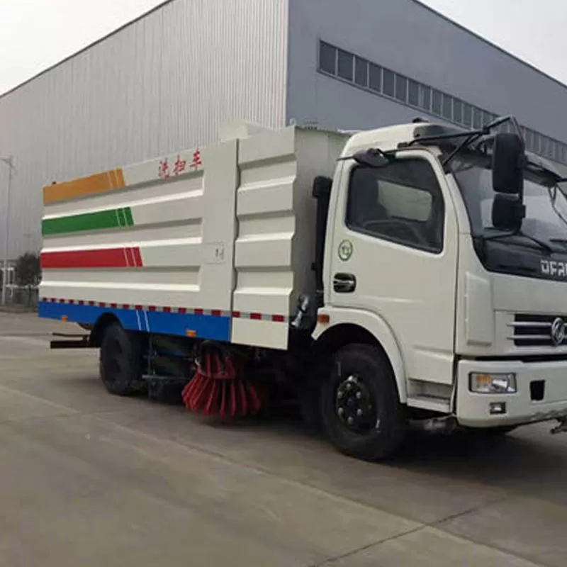 تُباع شاحنات الكنس من شركة دونغفنغ لأغراض التنظيف والصيانة.