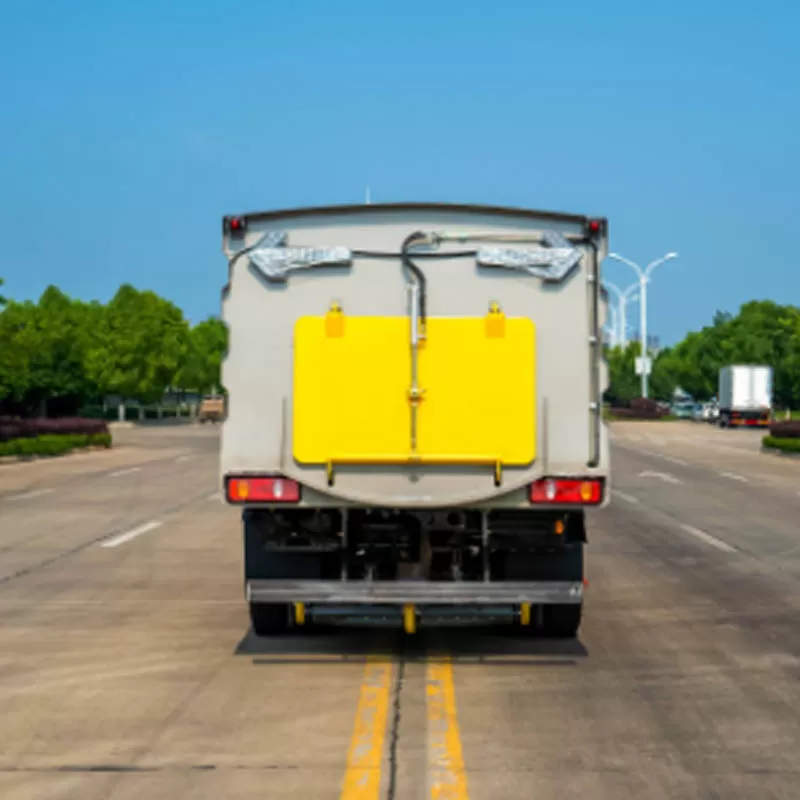 Barredora Dongfeng 145, la m&aacute;s vendida / 4x2 con volante a la izquierda y sistema de aspiraci&oacute;n de 6 metros c&uacute;bicos