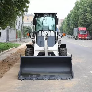 Tractor compacto 4x4 con cargadora y retroexcavadora (retroexcavadora usada)