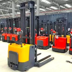 All-electric stacker crane with walkie-talkie, electric pallet forklift, high-performance stacker crane for rough terrain.