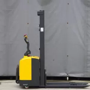 Stacker crane, electric pallet stacker, high-capacity lithium battery, storage, logistics, narrow aisle.