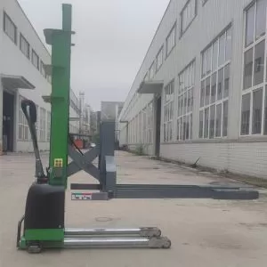 The electric self-lifting stacker can accommodate large cargo containers and is remotely controlled.