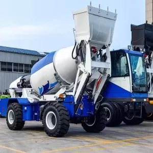 4 cubic meter concrete mixer truck, concrete pan mixer truck, self-loading for construction projects.