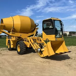 270-degree rotating self-loading concrete mixer truck, automatic feeding, high-capacity farm concrete mixer truck.