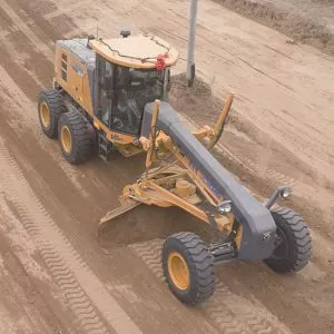 جرافة تسوية الطرق الصغيرة GR2303 بقوة 230 حصان من إنتاج شركة ، والتي حققت مبيعات عالية.