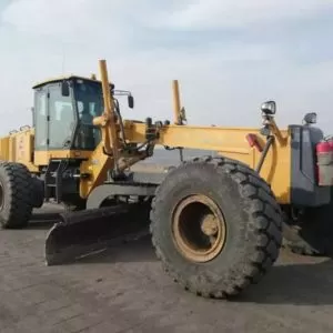 El fabricante suministra la motoniveladora GR3003 de 300 hp a precios asequibles.