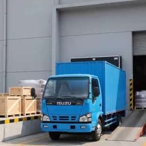 Veh&iacute;culo comercial mediano Isuzu NKR 600P 4x2, cabina de una fila, volante a la izquierda, cami&oacute;n con caja seca