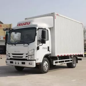 Cami&oacute;n di&eacute;sel Isuzu ELF KV100 4x2, cami&oacute;n de caja ligera con giro trasero a la izquierda, de 5 a 10 toneladas, utilizado para entregas expr&eacute;s.