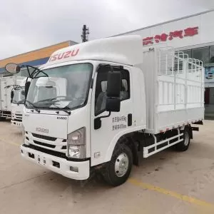 Cami&oacute;n de plataforma liviana Qingling Isuzu KV100 4x2 5T, utilizado para el transporte de animales y ganado.