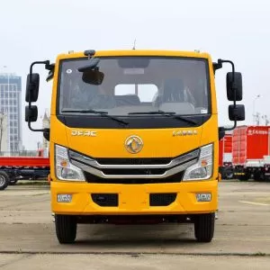 Minivan Dongfeng de cabina doble, cuatro puertas, motor di&eacute;sel Yuchai de 140 hp, norma de emisiones Euro VI.