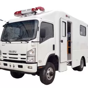 سيارة إسعاف إيسوزو ذات سقف مرتفع مزودة بنظام مراقبة وضغط سلبي لإنقاذ المرضى في حالات الطوارئ