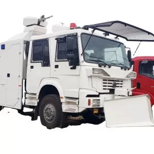 Cami&oacute;n HOWO 4x4 6x6 para la dispersi&oacute;n de gas lacrim&oacute;geno: Un cami&oacute;n que lanza espuma explosiva y se utiliza para dispersar a los alborotadores.