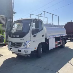 Camiones cisterna m&oacute;viles Foton Aomac peque&ntilde;os de 3t, 4t y 5t para el repostaje y suministro de combustible.