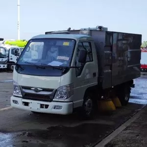 مكنسة كهربائية صغيرة مثبتة على مركبة