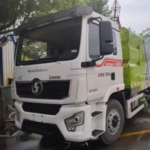 Cami&oacute;n barredor de carreteras Shacman, operado por un conductor, para una limpieza eficiente de las carreteras.