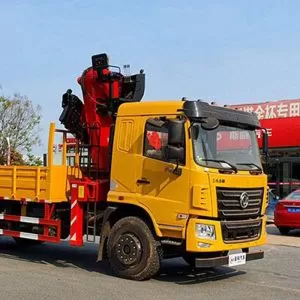 Gr&uacute;a de pluma plegable de 8 toneladas con carga de construcci&oacute;n